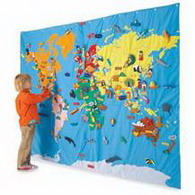 карта мира в детской комнате